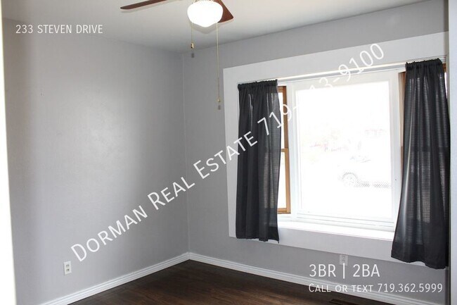 Building Photo - 3 bedroom, 2 bath open concept