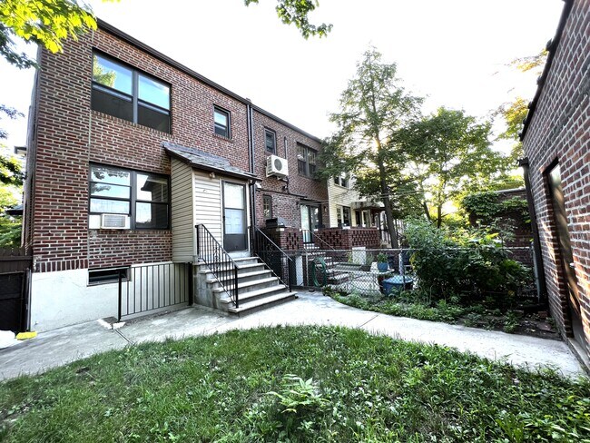 Building Photo - 67-135-135 Dartmouth St