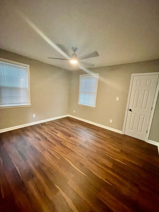 Building Photo - Welcome to this stunning 3-bedroom, 2-bath...