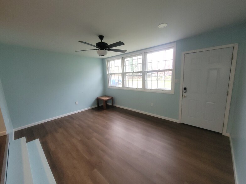 Building Photo - 810 Seymour Rd