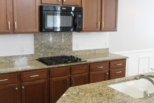 Building Photo - Northwest Bakersfield Home in the Village Green Community For Rent