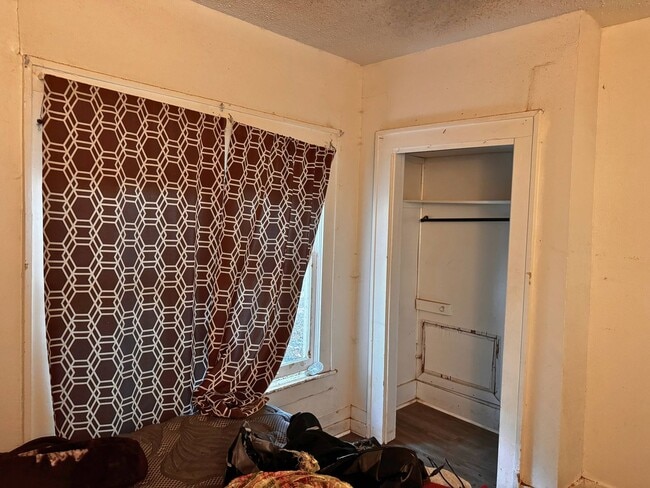 Building Photo - Spacious 2 bed, 1 bath home in Highland!