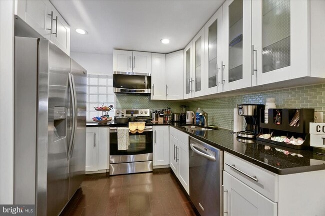 Building Photo - 919 Eastern Ave