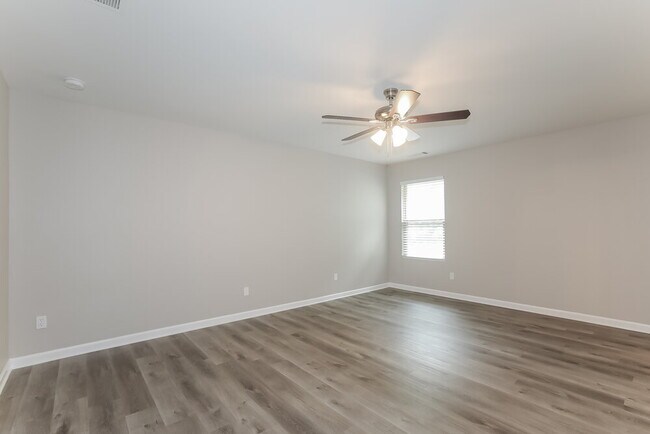 Building Photo - 1044 Sutherland Dr