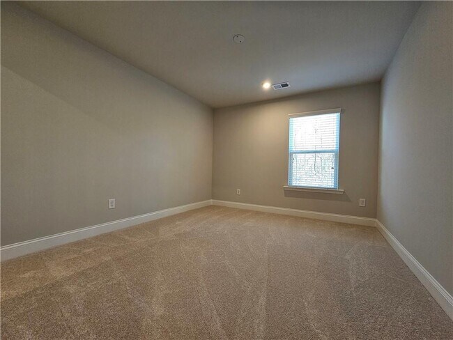 Building Photo - 5030 Sierra Creek Dr NE
