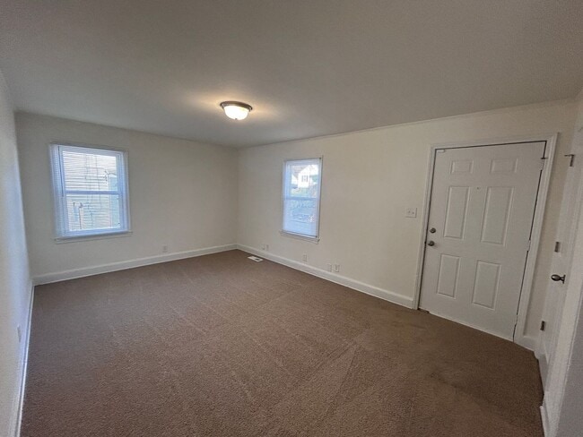 Building Photo - Great central Greensboro location with a detached 2 car garage space! Near UNCG