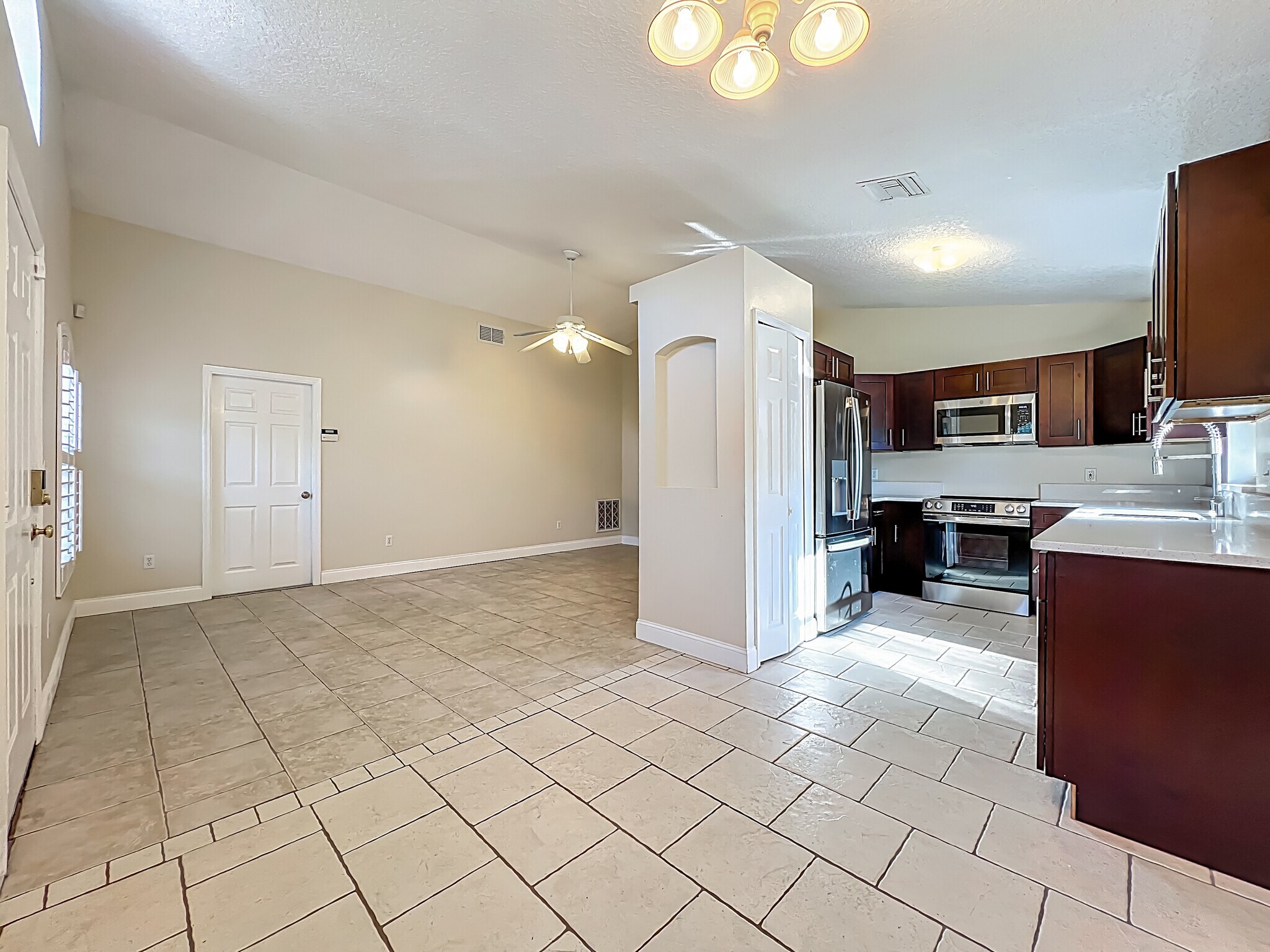 Building Photo - 1115 Naples Dr