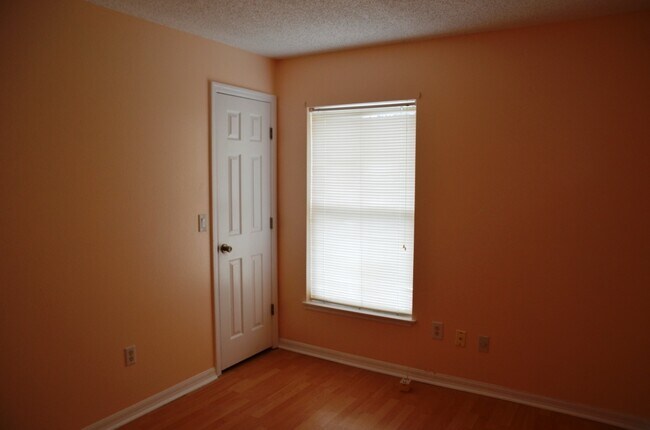 Building Photo - Cute 3/2 House with Laminate Flooring and 1-Car Garage (SE Orlando)