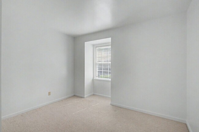 Building Photo - 15324 Warwick Blvd