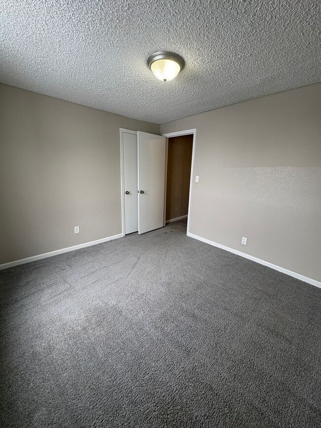 Building Photo - Move-in Ready and Full Of Charm! 4 Bedroom 2 Bath, Plus a Bonus Room.