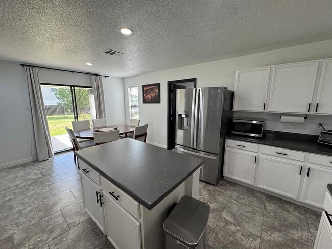 Building Photo - 191 Mistletoe Ln