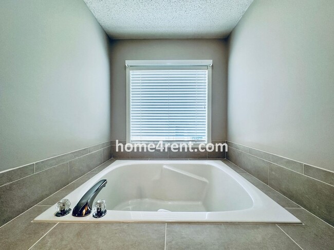 Building Photo - Beautifully Renovated Home in Olathe with ...