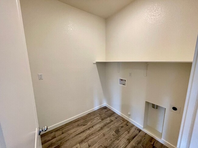 Building Photo - 754 Tamarack Ct