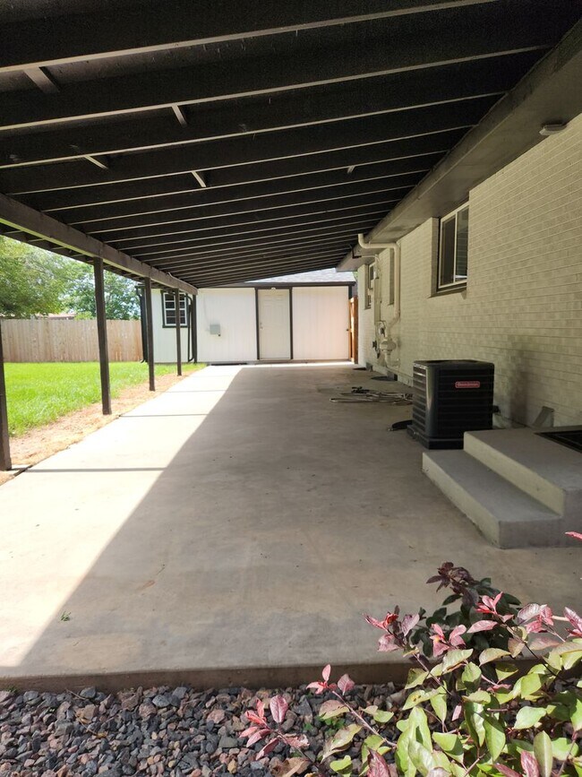 Building Photo - Completely renovated Ranch Style home in E...