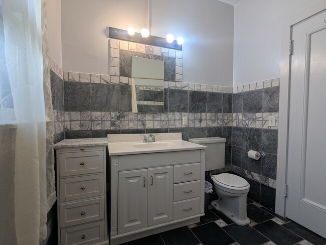 Building Photo - 5630 N Kenmore Ave