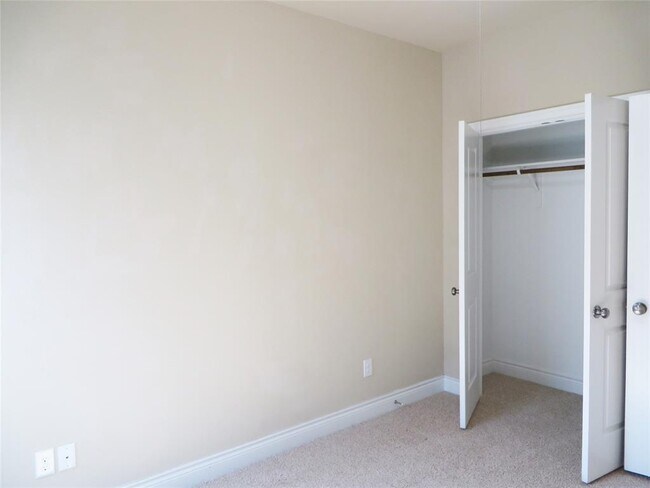 Building Photo - 6916 Etna Way