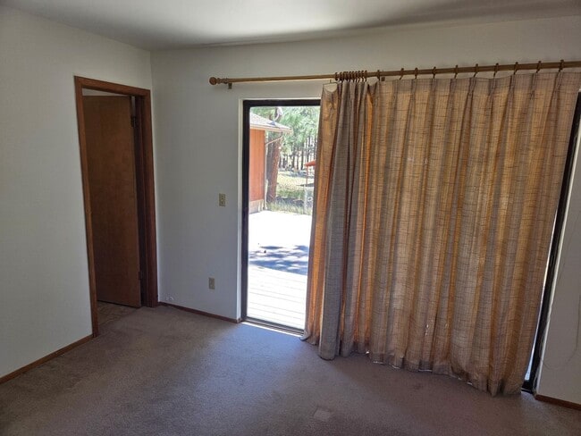 Building Photo - **LEASE PENDING Idyllic Ranch style Home O...