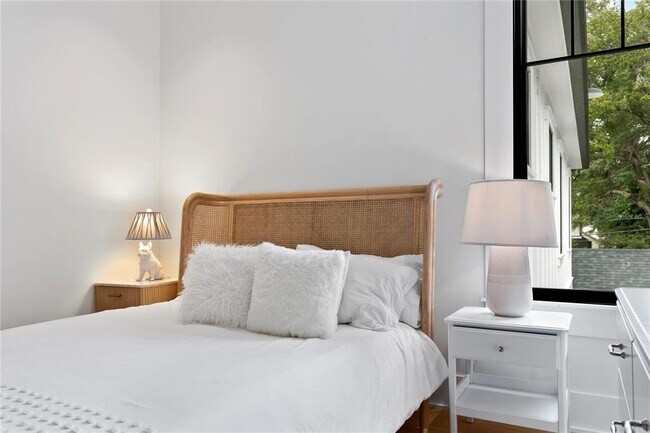 Building Photo - 319 W Frances Ave