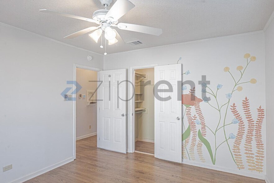 Building Photo - 1418 W Shepherd St