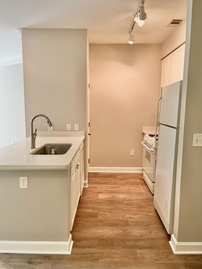 Building Photo - Large and quiet 1 BR 1 BA overlooking cour...