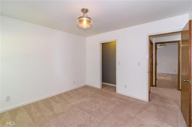 Building Photo - 330 Broken Lance Pl