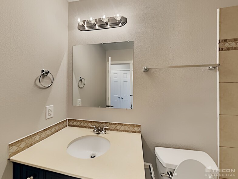 Building Photo - 310 Southlake Dr