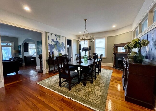 Building Photo - Available for lease May-September 2026. Stunning Fully-Furnished 3 BR/2.5 BA Available in the Hea...