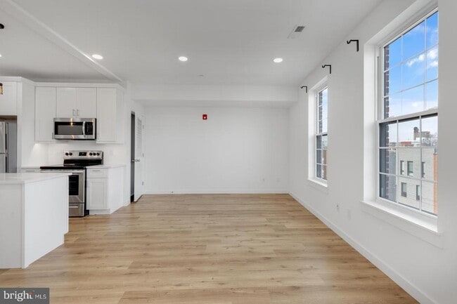 Building Photo - 2045 Trenton Ave