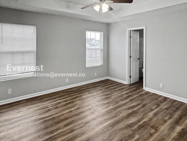 Building Photo - Limited Time Special Offer! / 3 Bed, 2 Bath Home with Garage / Pet-Friendly / Available Now!