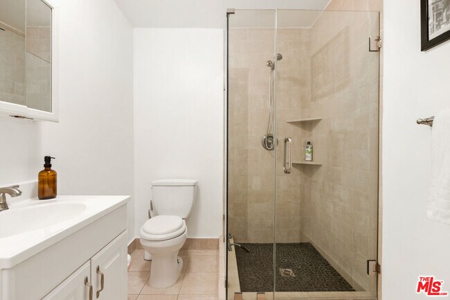 Building Photo - 917 N Curson Ave