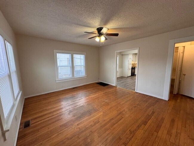 Building Photo - 2 bed one bath, great outdoor features, great location close to all Norman has to offer!