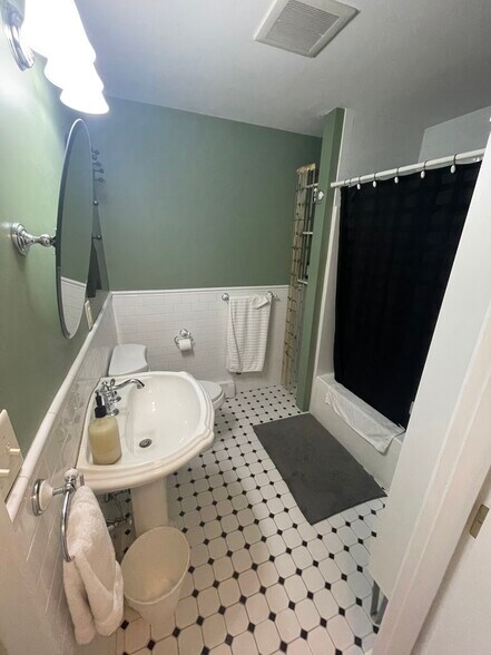 Building Photo - 14 Oak St