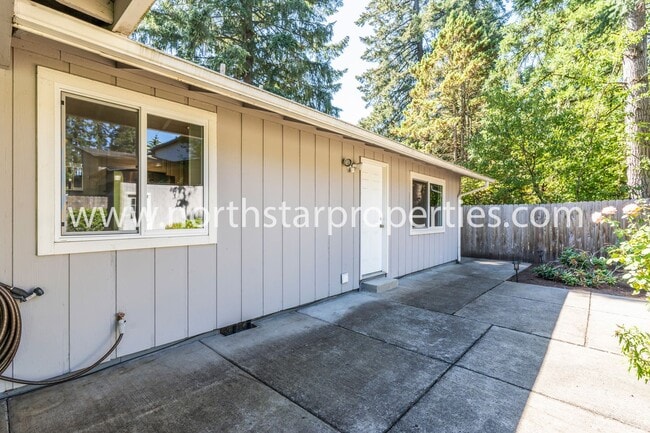 Building Photo - Garden Home Charmer