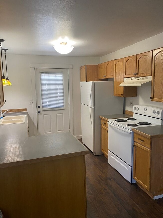 Building Photo - Recently updated - 4 Bedroom, 1 bath home ...