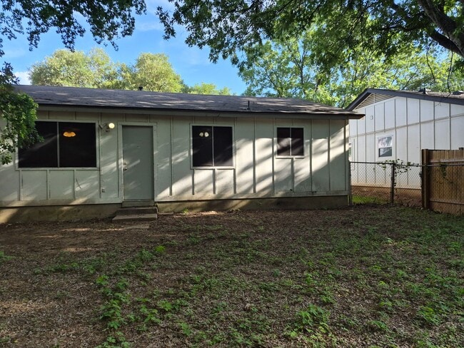 Building Photo - Charming South Austin Home with Huge Backyard & Mature Trees