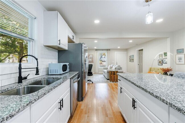 Building Photo - 554 Oak Dr