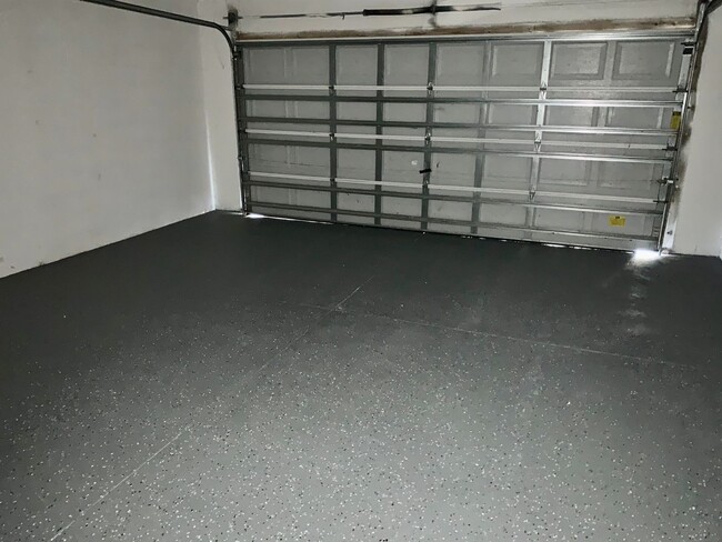 Building Photo - Move in ready 3/2 Renovated