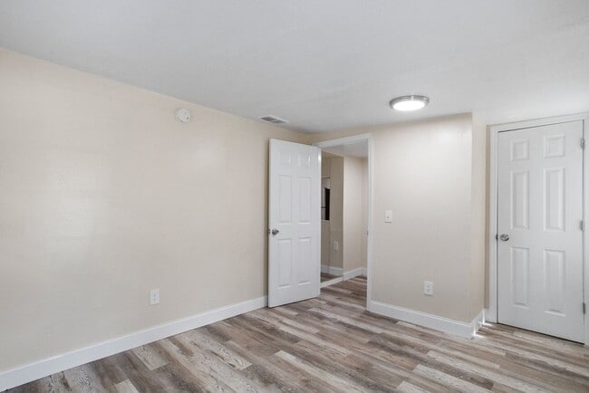 Building Photo - Spacious 4bdrm/1bath House ** $1,945.00 ** Section 8 OK ****