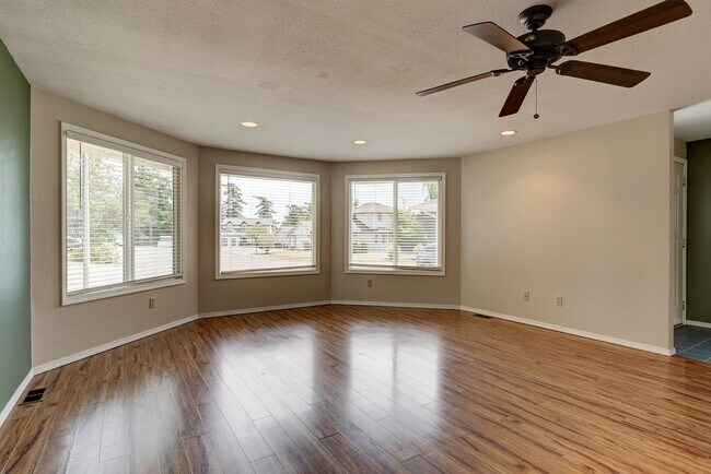 Building Photo - 3 Bed 2 Bath Home Near Town