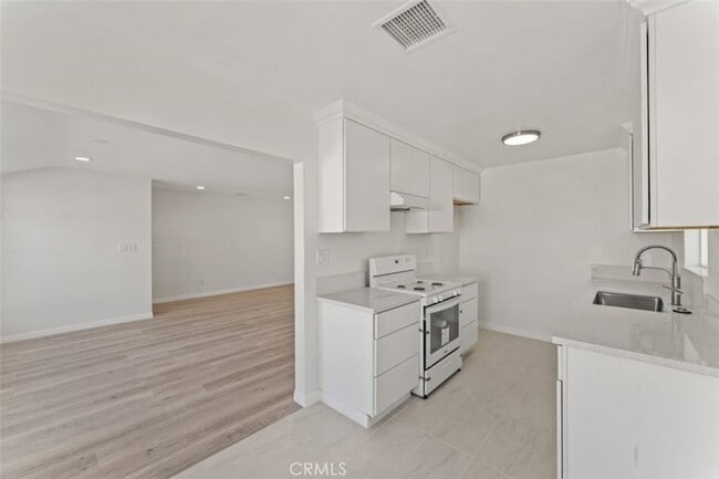Building Photo - 14722 Strathern St