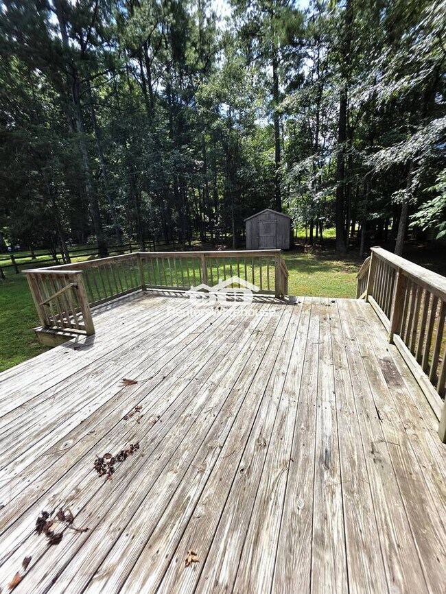 Building Photo - Lovely 3 bedroom, 2 1/2 Bath home in popul...