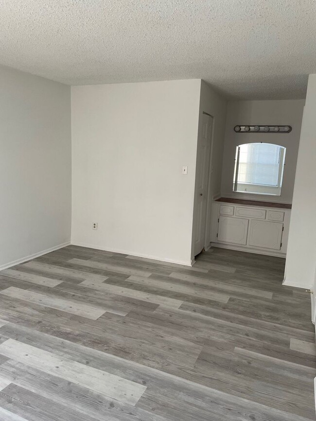 Building Photo - Rent Special Alert! Move in by 01/01 and e...