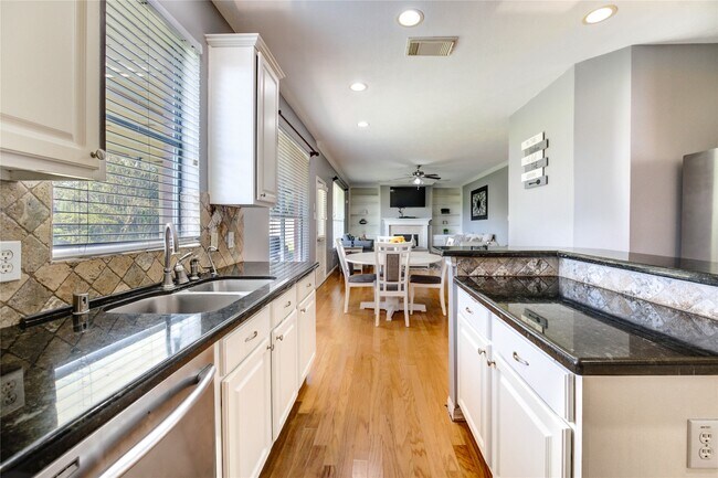 Building Photo - 1731 Maryvale Dr
