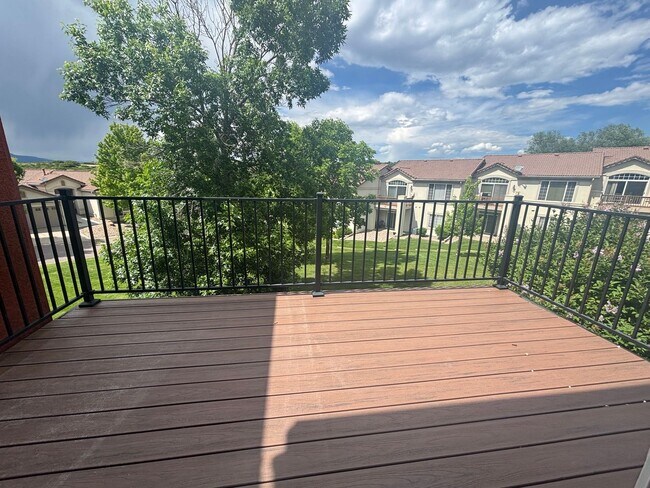 Building Photo - 2 Bed/2.5 Bath Townhome with A/C and gas f...