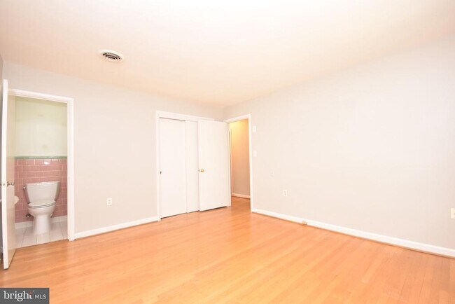 Building Photo - 204 W Locust St