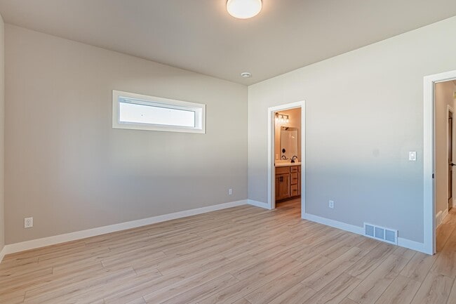 Building Photo - 5846 James Dr W