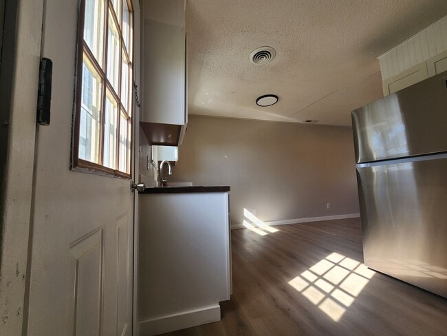 Building Photo - Maryville 37804 - 2 bedroom 1 bath duplex - call Tom Parry 865-607-3649