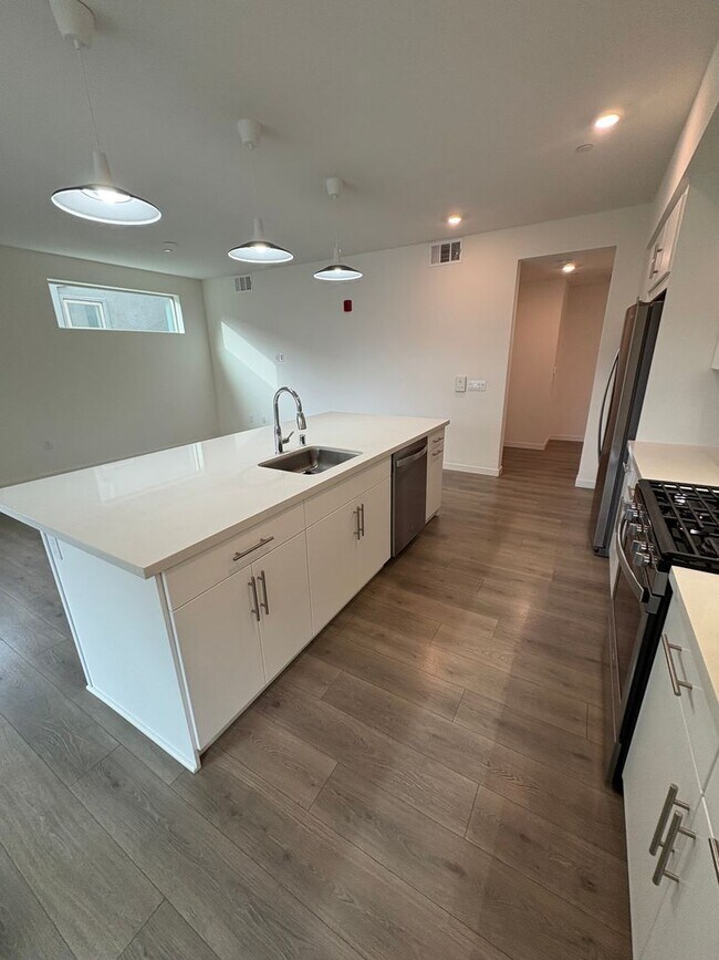 Building Photo - Modern 2bed/2bath Single Story Condo in the MIll