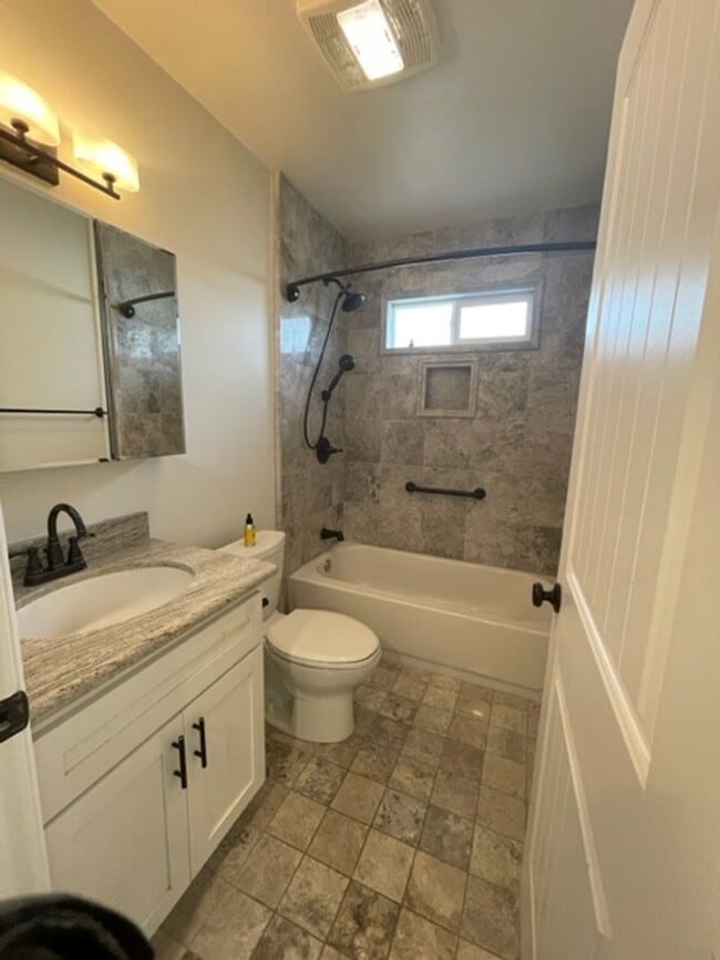 Building Photo - State Ave