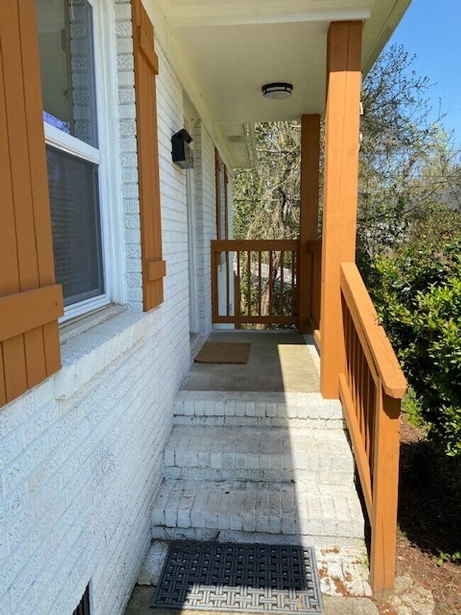 Building Photo - Minutes from Uptown!  100% Renovated!